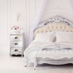 Comodino bianco shabby decapato con tre cassetti - Mobili Rebecca